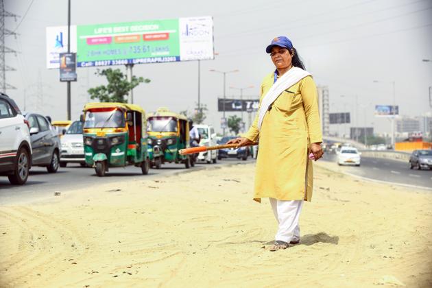 Dorris Francis was travelling in a tuk tuk with her 20 -year-old daughter Nikki when it was hit by a speeding car. She survived but Nikki could not make it. At that moment, Dorris pledged that she would not let any other accident take place at the spot.(RAAJESSH KASHYAP/HT)