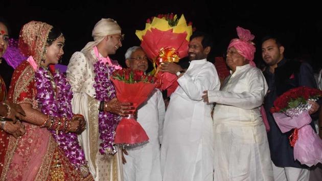 Bihar chief minister Nitish Kumar and Union minister Ramvilas Paswan at the wedding of Lalu Prasad’s elder son Tej Pratap.(HT/Santosh Kumar)