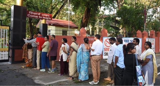 People stand in a queue to cast their vote for Karnataka assembly elections, in Bengaluru, on Saturday, May 12, 2018.(Arijit Sen/HT Photo)