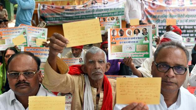 Farmers from Varanasi hold letters written to Prime Minister Narendra Modi as they protest on the issue of poor conditions of farmers, at Jantar Mantar in New Delhi, on April 30.(HT FILE PHOTO)