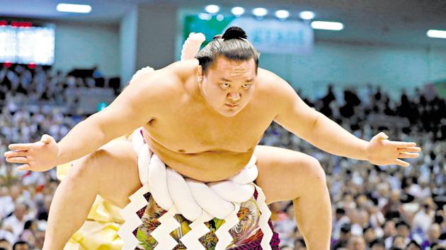 Hakuho Sho performs the ‘dohyo-iri’ ring purification ritual ahead of a bout in 2017.(The Asahi Shimbun via Getty Imag)