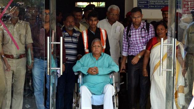RJD president Lalu Prasad was granted a six-week provisional bail on Friday by the Jharkhand high court on medical grounds in the fodder scam cases, his lawyer Prabhat Kumar said.. Currently, Prasad is on a three-day parole to attend his elder son Tej Pratap Yadav’s marriage in Patna on Saturday. (Hardeep Singh / HT Photo) RJD president Lalu Prasad was granted a six-week provisional bail on Friday by the Jharkhand high court on medical grounds in the fodder scam cases, his lawyer Prabhat Kumar said.. Currently, Prasad is on a three-day parole to attend his elder son Tej Pratap Yadav’s marriage in Patna on Saturday. (Hardeep Singh / HT Photo)