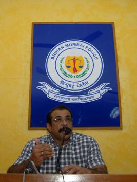 Himanshu Roy addressing a press conference in 2012.(HT File Photo)