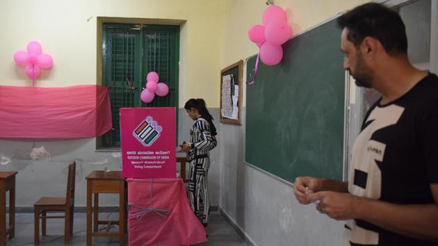 Towards being more women-oriented, 450 “pink booths” called ‘Sakhi’ have been set up for the elections this year. They are entirely managed by women, right from the returning officer to the security personnel, the sources said. The EC has set up ethnic polling booths in Mysuru, Chamarajnagar and Uttar Kannada districts where polling booths match the lifestyle of tribal masses living there. (Arijit Sen / HT Photo)