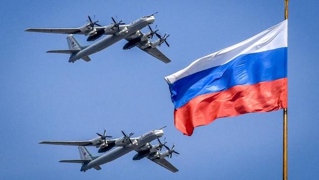 Russian Tupolev Tu-95 turboprop-powered strategic bombers fly above the Kremlin during a rehearsal. (AFP Photo)
