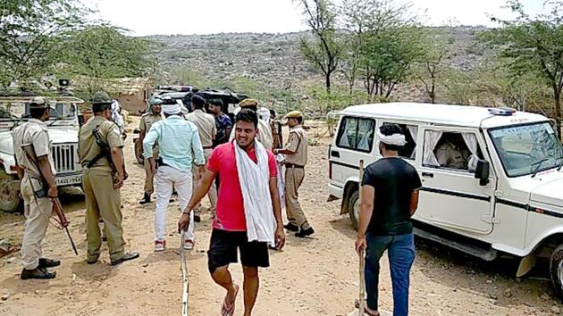 Police personnel at the scene. Officials said a group of 10-12 cow smugglers fired at the cops. The smugglers were taking stray bovines to Haryana.(HT PHOTO) Police personnel at the scene. Officials said a group of 10-12 cow smugglers fired at the cops. The smugglers were taking stray bovines to Haryana.(HT PHOTO)