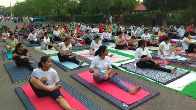 Yogis doing stretches at the Raahgiri event in front of the Yavanika Town Park in Panchkula on Sunday morning. Raahgiri is an initiative to motivate passers-by to adopt a healthy lifestyle. (HT Photo) Yogis doing stretches at the Raahgiri event in front of the Yavanika Town Park in Panchkula on Sunday morning. Raahgiri is an initiative to motivate passers-by to adopt a healthy lifestyle. (HT Photo)
