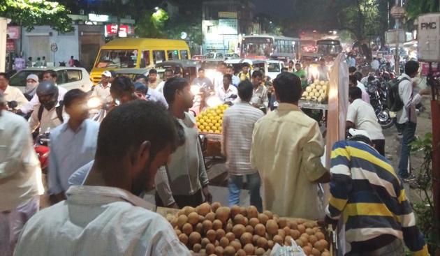 No action from civic and police authorities has led to congestion on Warje-Malwadi road, owing to encroachment by hawkers.(HT PHOTO)