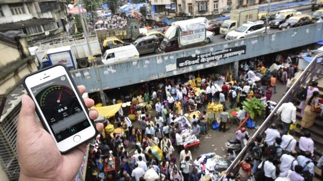 Testing how loud it’s at the Dadar flower market in Mumbai on August 4, 2016.(Arijit Sen/ HT file photo)