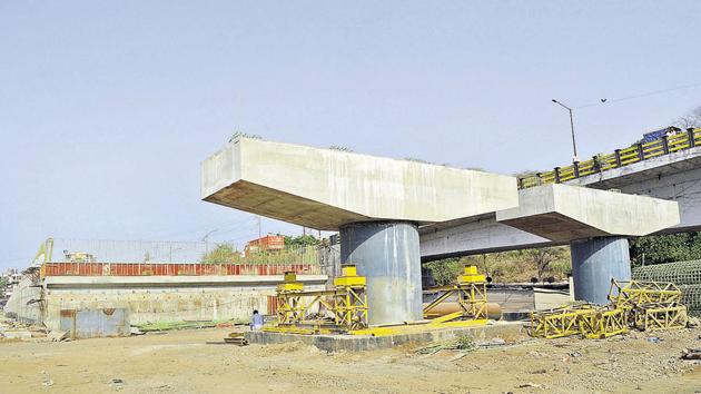 The work of a six-lane bridge at Durgadi in Kalyan was stopped due to lack of funds.(Rishikesh Choudhary/HT) The work of a six-lane bridge at Durgadi in Kalyan was stopped due to lack of funds.(Rishikesh Choudhary/HT)
