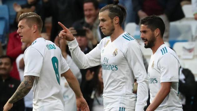 Real Madrid's Gareth Bale celebrates scoring their first goal with Toni Kroos (L) and Isco (R).(REUTERS)