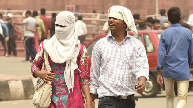 Sunday’s minimum temperature of 30.6 degrees Celsius was five notches above the season’s average, the Met office said. (Raj K Raj/HT Photo) Sunday’s minimum temperature of 30.6 degrees Celsius was five notches above the season’s average, the Met office said. (Raj K Raj/HT Photo)