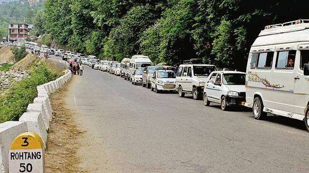 Vehicles queued up for miles in a traffic jam in Manali town on their return journey from Rohtang Pass and Solang Valley. (Aqil Khan/HT) Vehicles queued up for miles in a traffic jam in Manali town on their return journey from Rohtang Pass and Solang Valley. (Aqil Khan/HT)