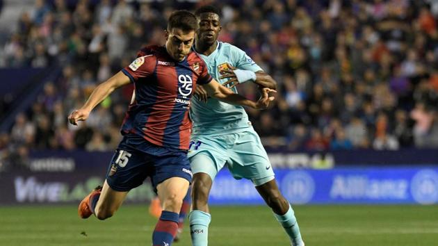 Levante's Sergio Postigo (L) vies with Barcelona's Ousmane Dembele during the La Liga match between Levante and Barcelona at the Ciutat de Valencia stadium in Valencia on May 13, 2018.(AFP)