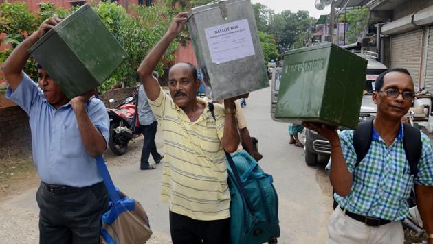 Polling officials leave for poll-duty on the eve of the panchayat elections, in North 24 Parganas on Sunday.(PTI)