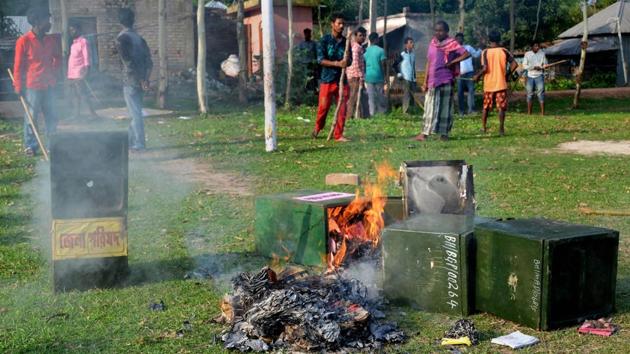 People burn ballot boxes during panchayat elections at Deotala in Malda district on May 14.(PTI Photo) People burn ballot boxes during panchayat elections at Deotala in Malda district on May 14.(PTI Photo)