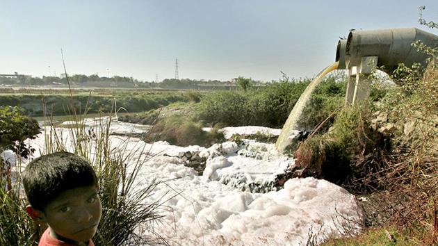 The East Delhi Municipal Corporation’s desire to develop two landfills on the Yamuna floodplain has been criticised by almost everyone. But surprisingly, the Central Pollution Control Board, the apex pollution control agency of the country, seems to think otherwise.(HT)