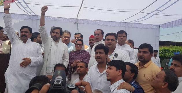 RLD leader Jayant Chaudhary at a public meeting in Gangoh assembly constituency on Monday.(HT Photo)