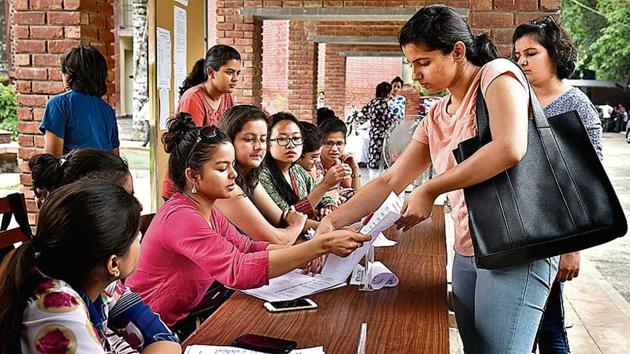 DU will announce only five cutoff lists with the last list coming out on July 12. The university will announce the first cutoff list on June 19. Admissions under the first list will happen till June 21.(Sushil Kumar/HT File Photo)