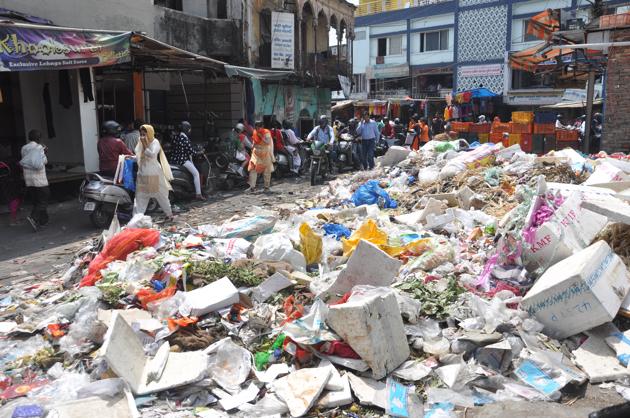 Garbage chokes Dehradun as sanitation staff stir continues - Hindustan ...