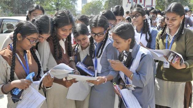 Bihar Board Result 2018: To stop students from cheating this year, the Bihar School Examination Board (BSEB), which conducts the exams, asked students not to wear shoes or socks and enforced several other measures.(HT file photo)