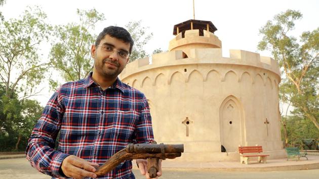 Anshul Kaushik with a gun from the 1857 sepoy mutiny.(Amal KS/HT Photo)