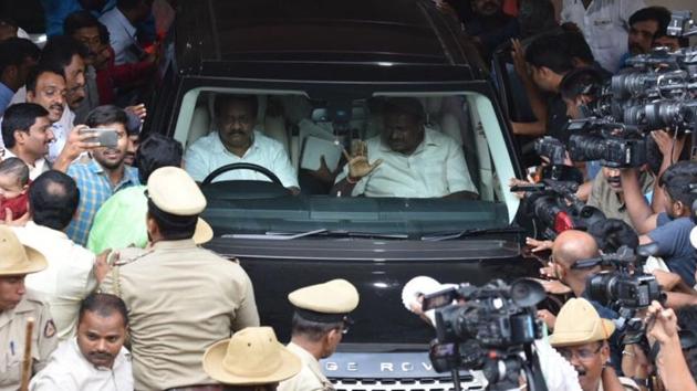 Janta Dal (S) leader and former Karnataka chief minister HD Kumaraswamy (R) has sought an appointment with the Governor, writing that the JD(S) accepts Congress’s support. BJP leaders BS Yeddyurappa , Ananth Kumar, Shobha Karandlaje and Rajeev Chandrasekhar have entered Raj Bhavan to meet the Governor. (Arijit Sen / HT Photo)