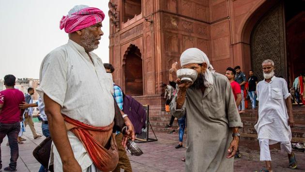 Muhammad Jamil offers a bowl of ice-cold water to a devotee outside Jama Masjid in Old Delhi.(SARANG GUPTA/HT)