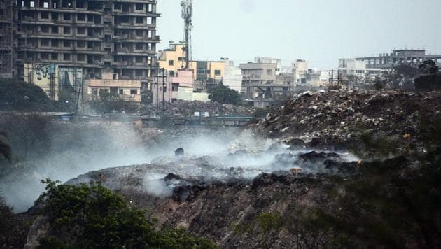 Garbage being burnt near Kharadi lake with the smoke adding to the increasing levels of air pollution.(Shankar Narayan/HT PHOTO)