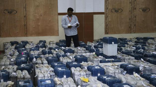 A polling official stands next to electronic voting machines in Bangalore. Counting of votes took an interesting turn late on Tuesday, with the BJP falling short of majority despite an impressive showing and the Congress reaching out to the JD(S) to keep PM Narendra Modi’s party at bay.(AP) A polling official stands next to electronic voting machines in Bangalore. Counting of votes took an interesting turn late on Tuesday, with the BJP falling short of majority despite an impressive showing and the Congress reaching out to the JD(S) to keep PM Narendra Modi’s party at bay.(AP)
