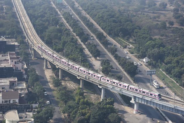 A bird's eye view of Kalkaji Mandir-Botanical Garden metro stretch from Noida's Sector 3.(HT File Photo)