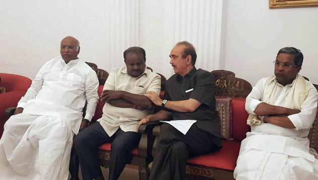 Janata Dal (Secular) president HD Kumaraswamy, Congress leader Ghulam Nabi Azad, former Karnataka chief minister Siddaramaiah and Congress leader Mallikarjun Kharge ahead of a meeting with Governor Vajubhai Vala.(HT Photo)
