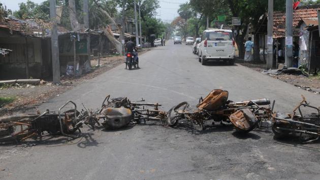 Protesters block a road in Machhiibhanga village of Bhangar during West Bengal panchayat elections on Monday.(HT Photo)