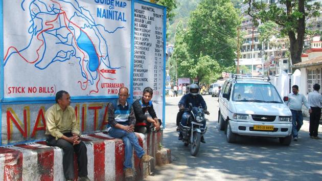 There are more than three lakh vehicle registered in the Nainital district and 3,000 to 4,000 vehicles pass through the city every day for Haldwani and Kaladhungi during the peak tourist season.(HT File)