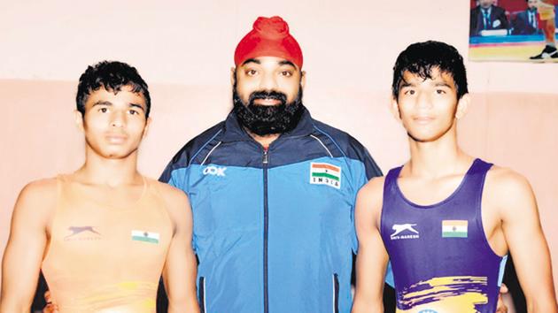 Maharashtra wrestlers Atul Chechar(left) and Saurabh Igave with their coach Ranveer Singh Rahal(centre).(HT PHOTO)