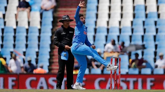 Kuldeep Yadav and Yuzvendra Chahal have been advised by Graeme Swann to follow Yasir Shah’s style of bowling in England.(AFP)