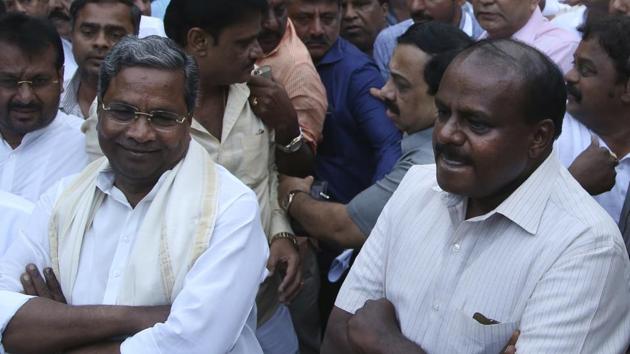Congress leader Siddaramaiah, left, and Janata Dal (Secular) chief ministerial candidate H D Kumaraswamy, right, prepare to speak to journalists in Bangalore after staking their claim to form the next government in Karnataka.(AP)