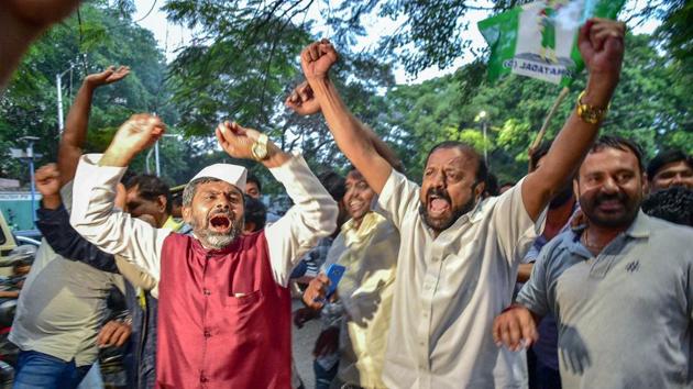 JD(S) workers celebrate after Congress offered the chief minister’s post to its president Kumaraswamy.(PTI)