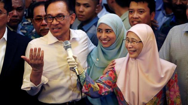 Malaysian politician Anwar Ibrahim speaks during a news conference next to his wife, Wan Azizah Wan Ismail, and daughter in Kuala Lumpur, Malaysia May 16, 2018. (REUTERS) Malaysian politician Anwar Ibrahim speaks during a news conference next to his wife, Wan Azizah Wan Ismail, and daughter in Kuala Lumpur, Malaysia May 16, 2018. (REUTERS)