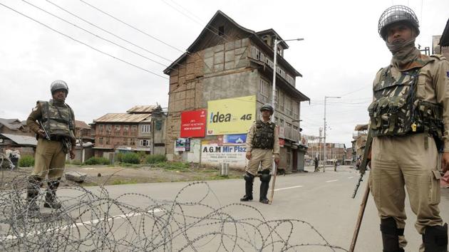 Paramilitary soldiers stand guard during restriction in downtown area of Srinagar.(HT File Photo)