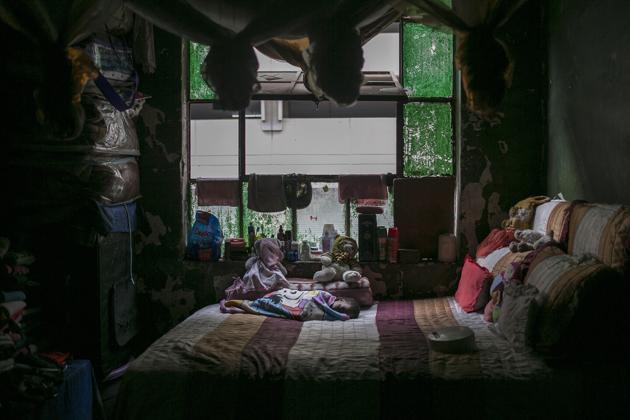 Two-year-old Makanake Angel sleeps on her mother’s bed inside an abandoned building. The buildings make an often dangerous home. Last month, three children were killed when a wall collapsed on them in the building their families shared with about 300 people. For eight months the residents had asked city officials for emergency housing, knowing conditions were unsafe. (Bram Janssen / AP) Two-year-old Makanake Angel sleeps on her mother’s bed inside an abandoned building. The buildings make an often dangerous home. Last month, three children were killed when a wall collapsed on them in the building their families shared with about 300 people. For eight months the residents had asked city officials for emergency housing, knowing conditions were unsafe. (Bram Janssen / AP)