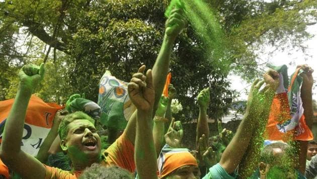 Trinamool Congress supporters celebrating at Joka, South Kolkata on May 17,(Samir Jana/HT Photo)