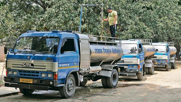 TANKERS ON A ROLL: A municipal corporation (MC) worker fills the water tankers at the Water Supply Center and complaints office, Sector 15, Chandigarh.(Anil Dayal/HT)
