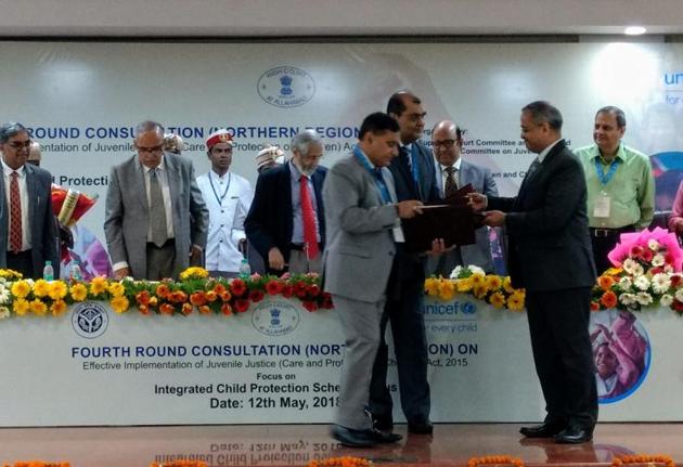 Jayant Krishna, COO, NSDC exchange MoU with DGP OP Singh.(HT Photo)