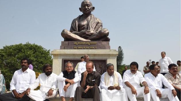 While the BJP celebrated, Congress leaders reached Vidhan Soudha, holding a protest at Mahatma Gandhi’s statue against BS Yeddyurappa’s swearing in. Ghulam Nabi Azad, Ashok Gehlot, Mallikarjun Kharge, KC Venugopal and Siddaramaiah were among those present. (Arijit Sen / HT Photo)