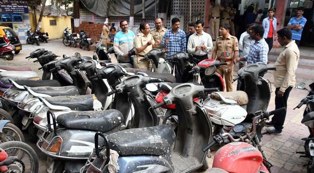 Mumbra police seized 26 motor cycle and arrested nine minor accused in Thane (HT Photo) Mumbra police seized 26 motor cycle and arrested nine minor accused in Thane (HT Photo)
