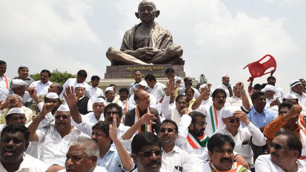 BCongress and JD(S) leaders stage dharna in front of Gandhi Statue near Vidhan Sabha in Bengaluru to protest against Karnataka Governor Vajubhai Vala’s invitation to BJP to form the government. (Arijit Sen/ HT Photo) BCongress and JD(S) leaders stage dharna in front of Gandhi Statue near Vidhan Sabha in Bengaluru to protest against Karnataka Governor Vajubhai Vala’s invitation to BJP to form the government. (Arijit Sen/ HT Photo)