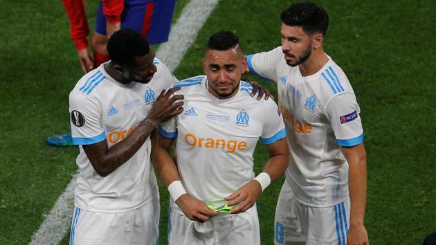 Marseille were then dealt a big blow as key playmaker Dimitri Payet (C) had to be subbed off after sustaining an injury. (REUTERS)