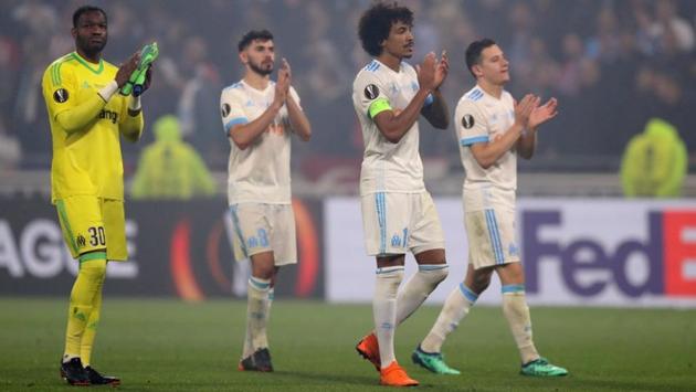 Marseille's Steve Mandanda (L) and Luiz Gustavo (2R) applaud their fans after the match. (REUTERS)