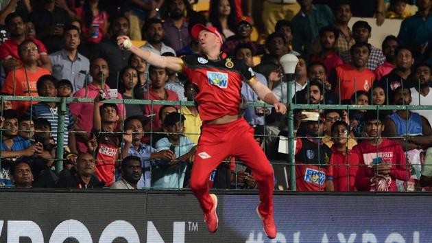 Royal Challengers Bangalore’s (RCB’s) AB de Villiers takes the catch of Alex Hales of Sunrisers Hyderabad (SRH) during their Indian Premier League (IPL 2018) match at M Chinnaswamy Stadium in Bengaluru on Thursday.(PTI)